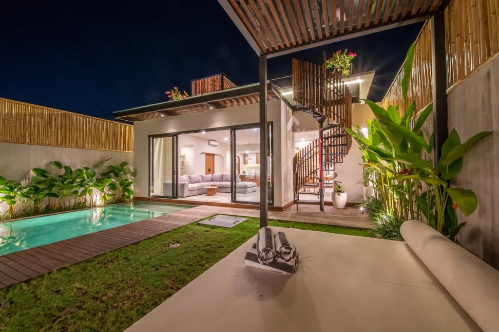 4 BR Berawa 5 min Walk Beach Enclosed Living Room Villa - photo 27