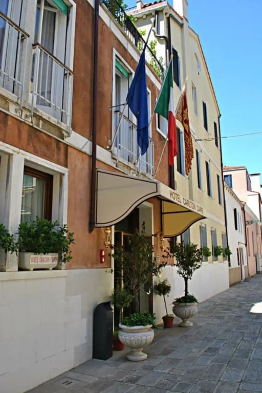 Carlton Capri Hotel - photo 44