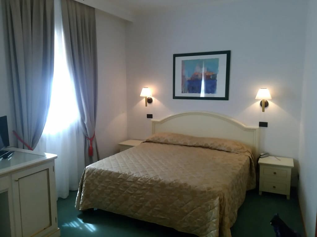 Carlton Capri Hotel - photo 26