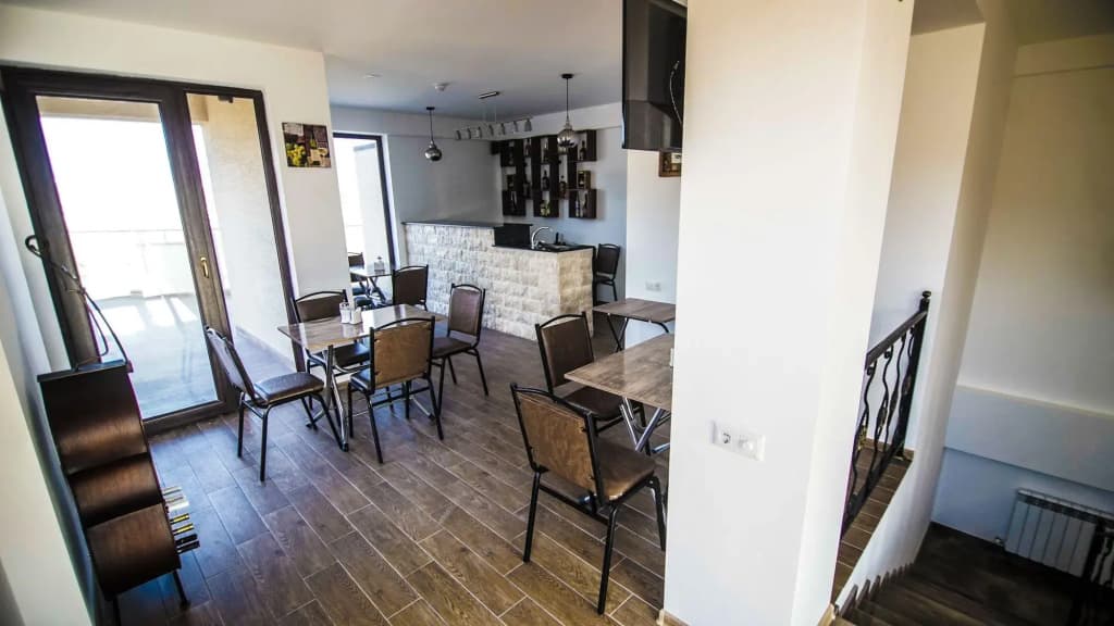 King Tom Hotel - photo 8