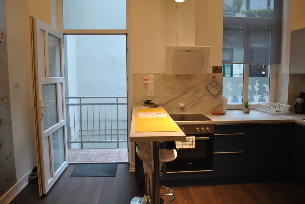 Sunset Central Apartments - photo 2