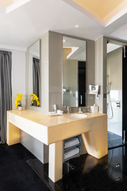 V Hotel Dubai Curio Collection by Hilton Hotel - photo 30
