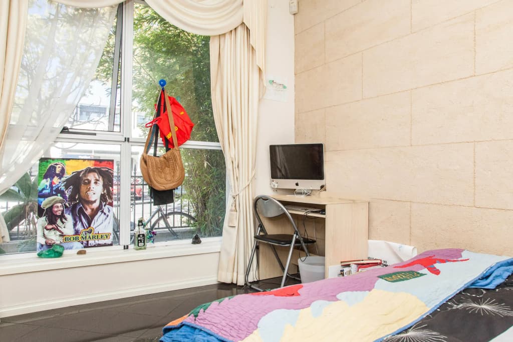 Abbotsford Private Rooms & Pods @ 15 Charles Homestay - photo 12