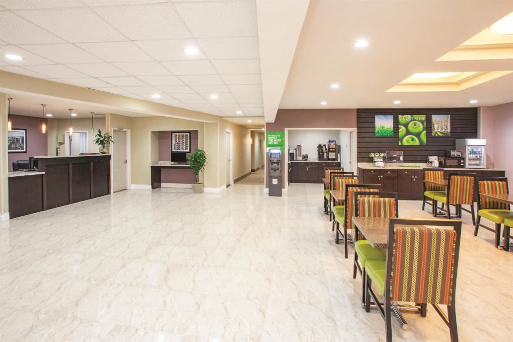 La Quinta Inn & Suites Far Rockaway - JFK Airport - photo 16