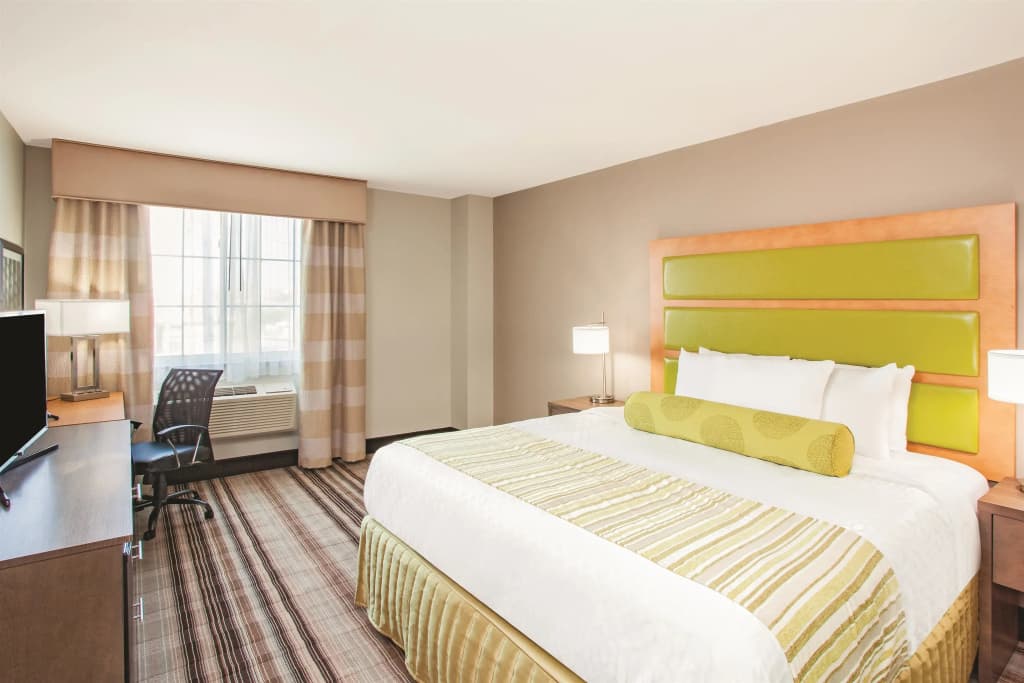La Quinta Inn & Suites Far Rockaway - JFK Airport - photo 3