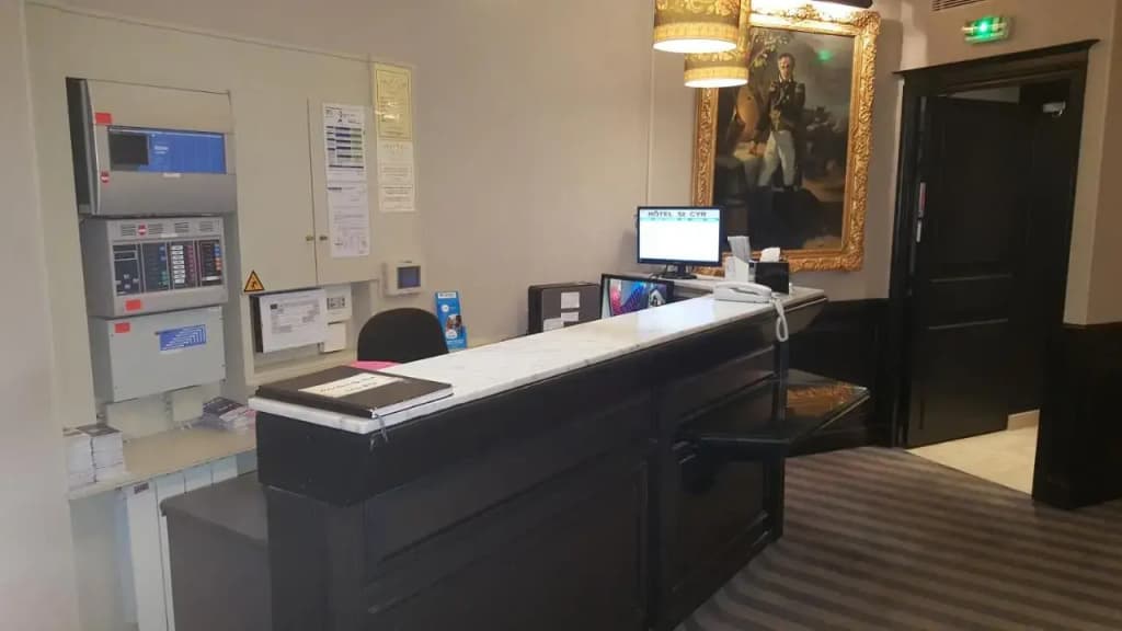 Hôtel Saint Cyr Etoile - photo 2