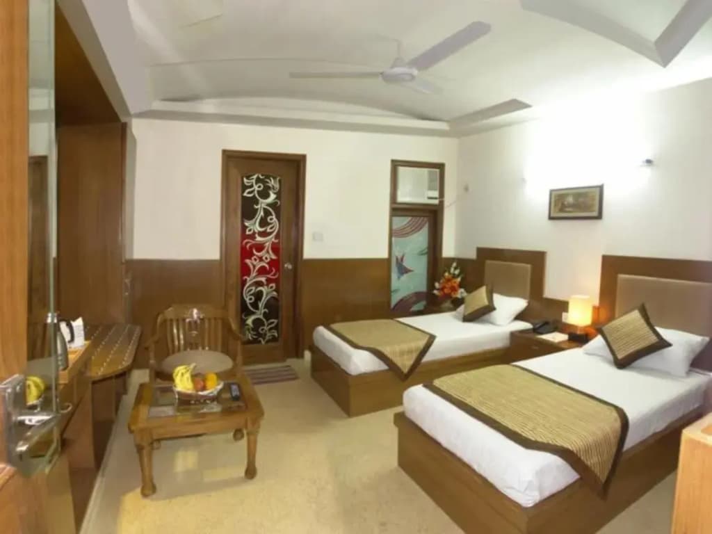 Hotel Apra Deluxe - photo 3