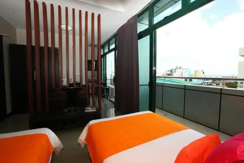 Beehive Central Hotel - photo 5