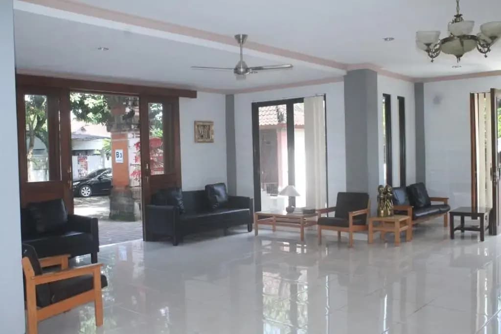 Udayana Lodge Denpasar - photo 4