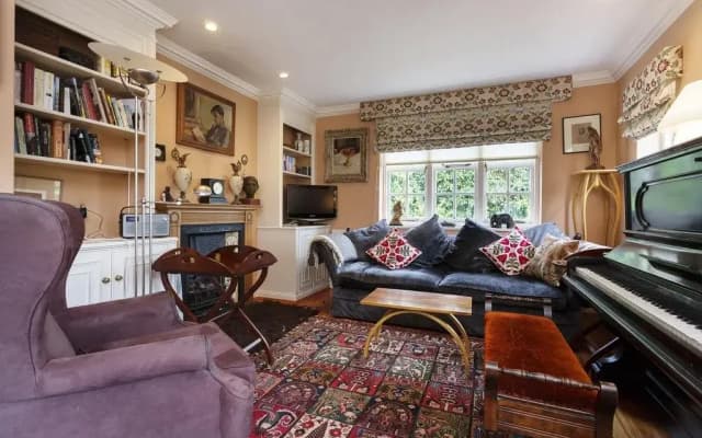 Three Bedroom House in Hampstead Garden Suburb - photo 2