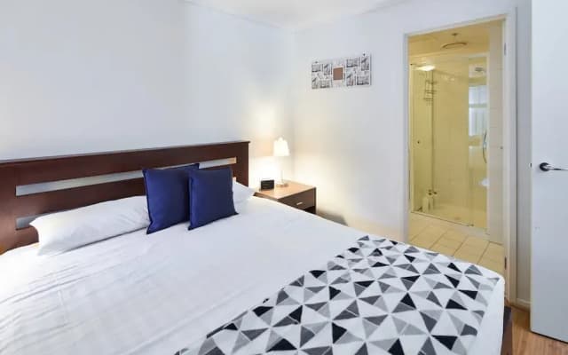 2 Bed/2 Bath Apt, Amazing Location! - photo 4