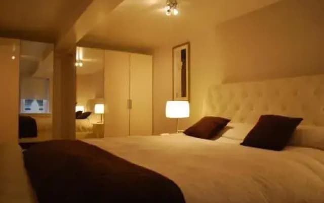 Hillside City Centre Garden Apartment - photo 2