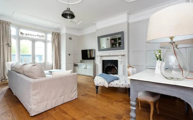 Chic Interiors near Streatham Common - photo 2