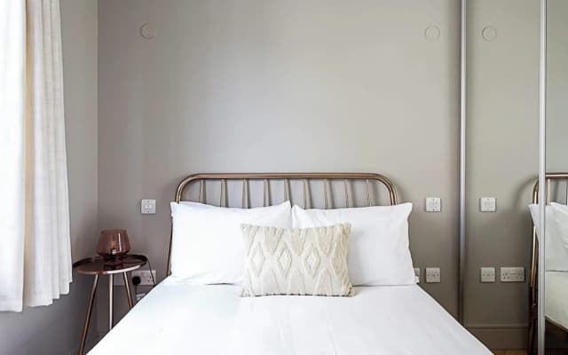 Modern Brentford Flat - photo 3