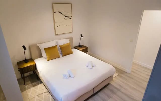 Copernic Right Luminous 2BR Apartment in Paris - photo 4