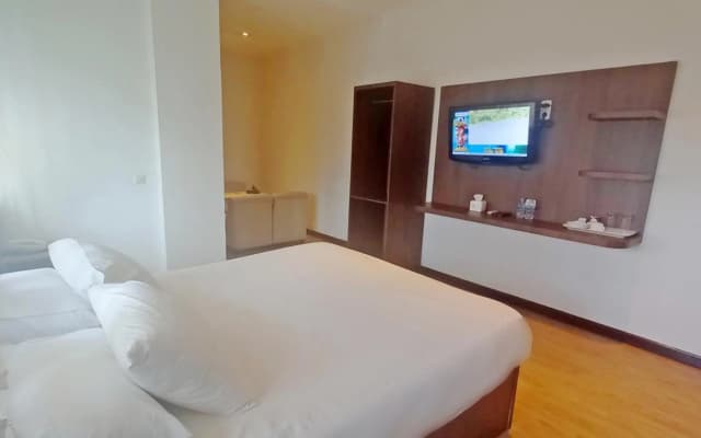 Hotel Aruni Ancol - photo 2