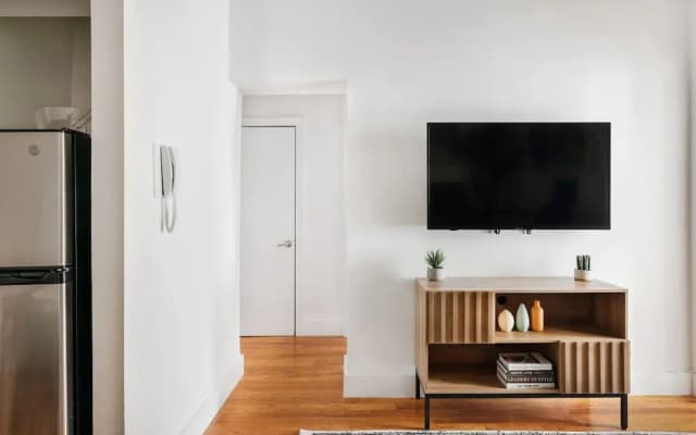 444-4e Contemporary 2BR in Hell s Kitchen - photo 3