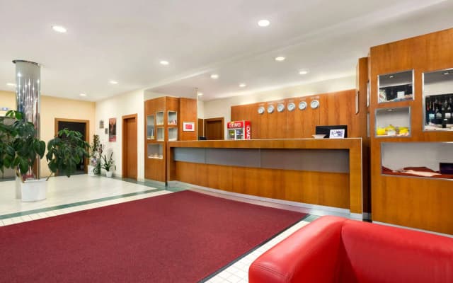 Ramada by Wyndham Airport Prague - photo 2