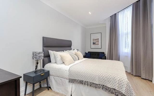 Alexander Apartments - photo 2