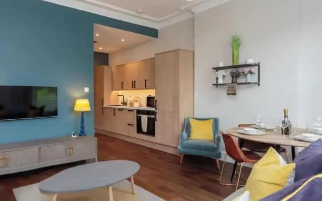 City Centre 2 BED 2 Bath Apartment - photo 3