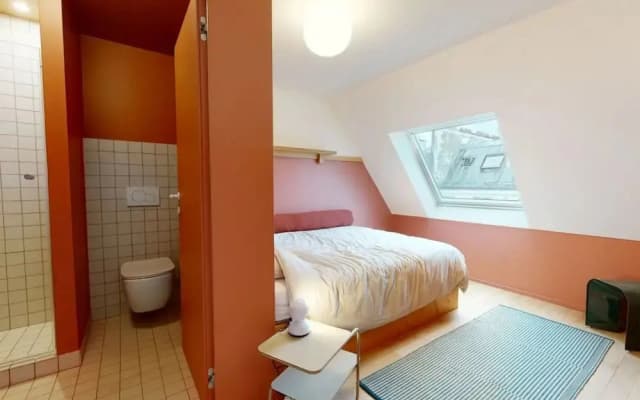 Charming 2-bed Flat w Shared Spaces - photo 5