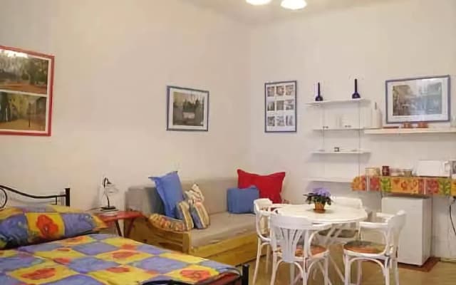 Ron's Rainbow Guest House - photo 4