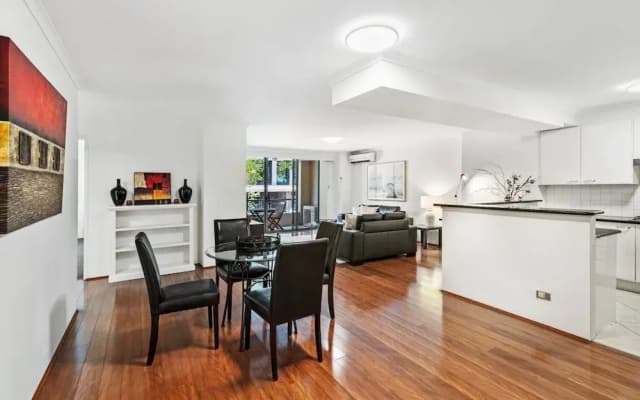 Poolside 2-bed Haven, Walk to City Centre - photo 3