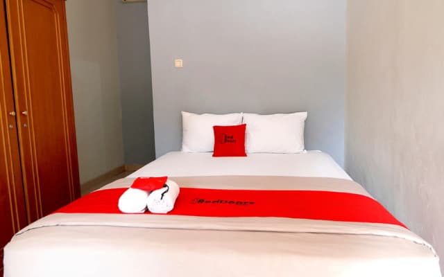 RedDoorz Plus @ Karet Pedurenan 3 - photo 3