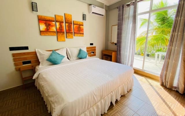 Iris Beach Residence - photo 2
