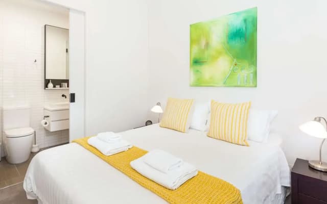Class, Style and Location in Carlton - photo 2