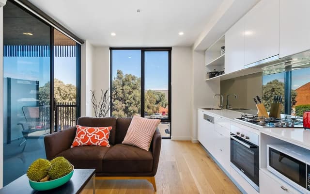 BRUNSWICK Stylish Space with Parking + Netflix - photo 3