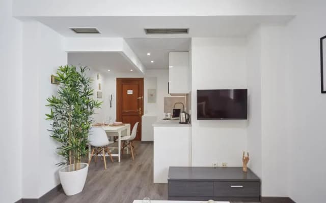 LEEWAYS APARTMENT VI in ALCALA 99 - photo 2