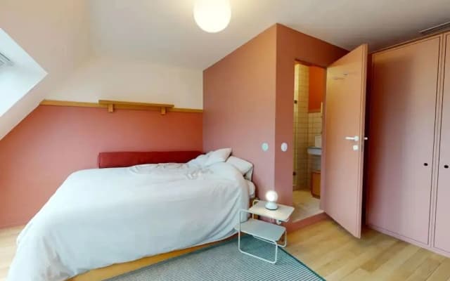 Charming 2-bed Flat w Shared Spaces - photo 4