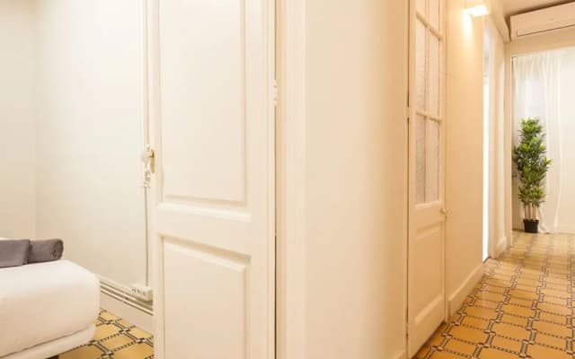 Centric Apartment Gaudi - photo 3