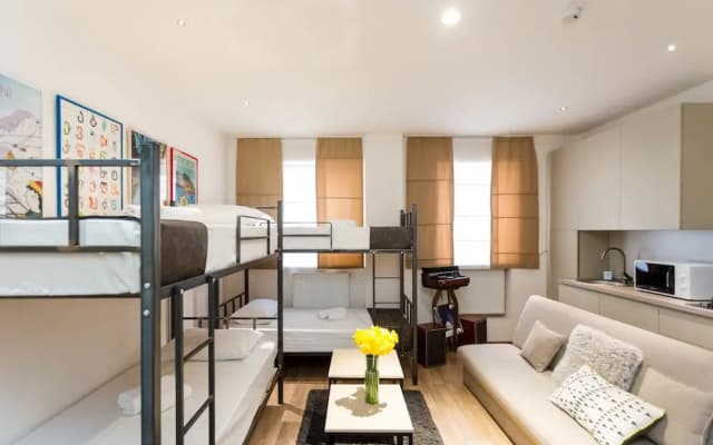 Falcon Apartments Friends - photo 3