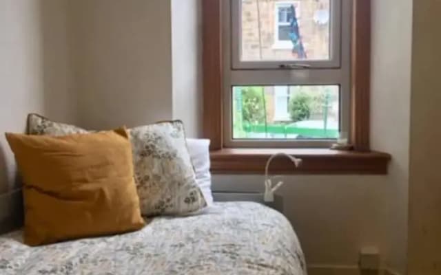 Spacious 3 Bedroom Flat in a Charming Location - photo 3