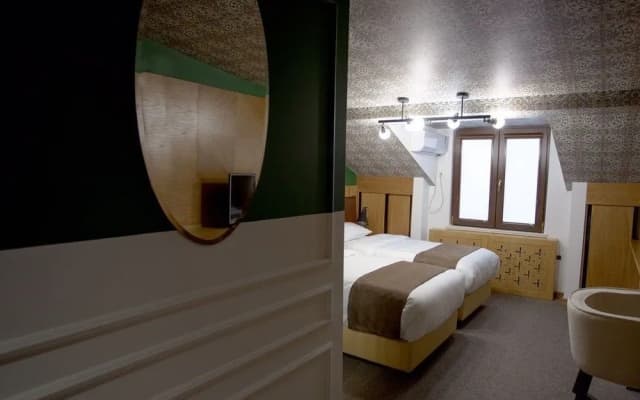 Crowns Hotel - photo 2