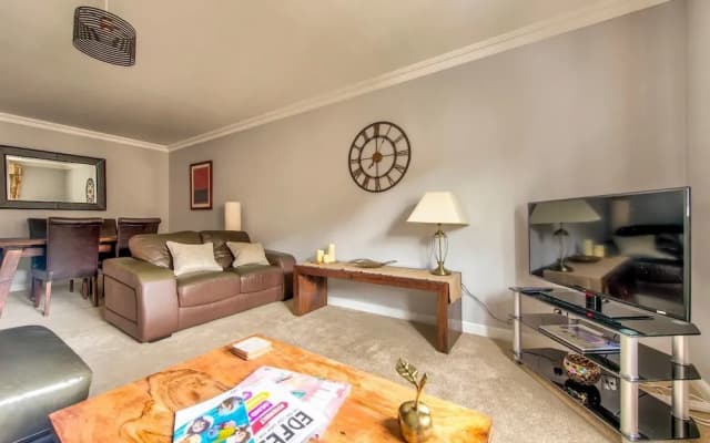 Gorgeous 2BR City Centre Apt with Parking - photo 3