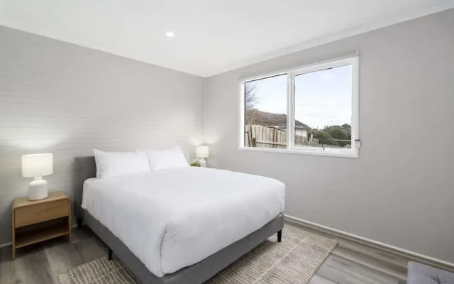 2-bed Rosebud Apartment With BBQ & Garden - photo 2