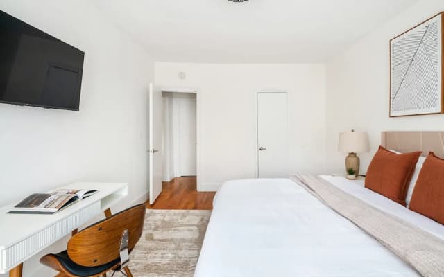 444-4e Contemporary 2BR in Hell s Kitchen - photo 4