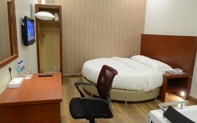 Elegant Hotel - photo 4