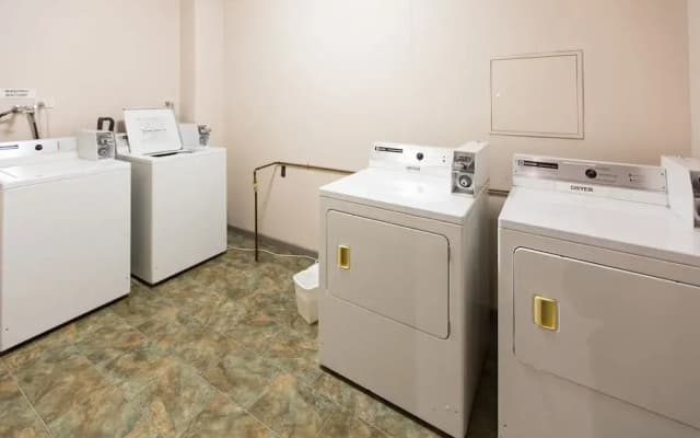 Econo Lodge City Square - photo 4