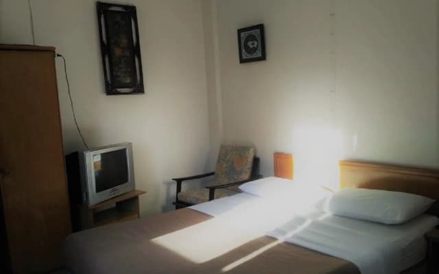 Ang's Hotel - photo 2