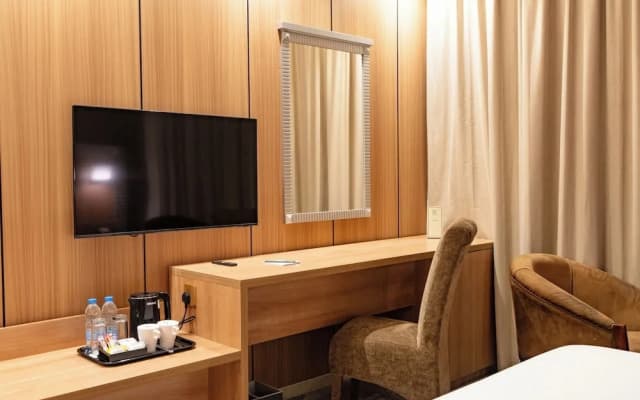 Luxe Grand Hotel - photo 4