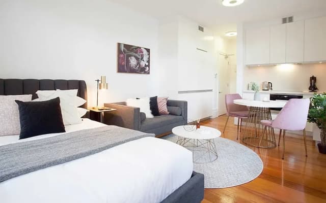 Comfortable Renovated Studio Close To City - photo 2