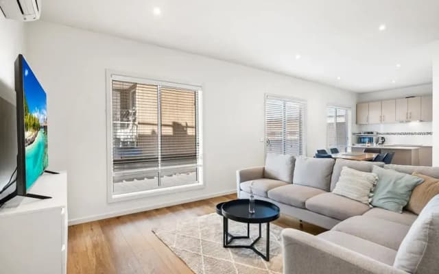 Bright 2-bed Flat With Balcony in Kensington - photo 4