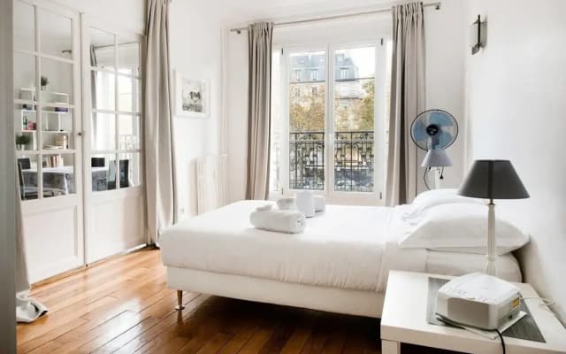 Bright Champerret Apartment Fits 4 in Paris 17th! - photo 2