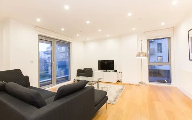 Two Bedroom Apartment Aldgate - photo 2