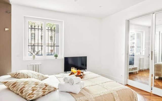 Bright Parisian 1BR by Champs - photo 5