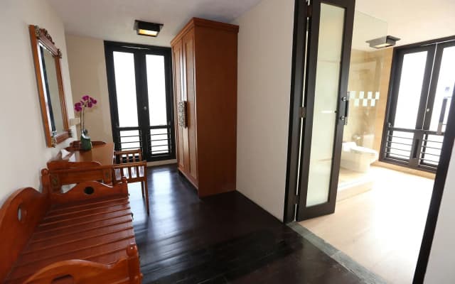 The Sanyas Suite - photo 3